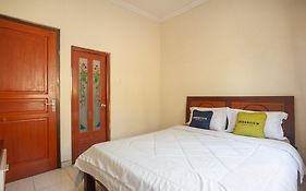 Urbanview Resort Syariah Khansa Cisarua Puncak by RedDoorz