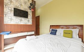 Urbanview Resort Syariah Khansa Cisarua Puncak by RedDoorz